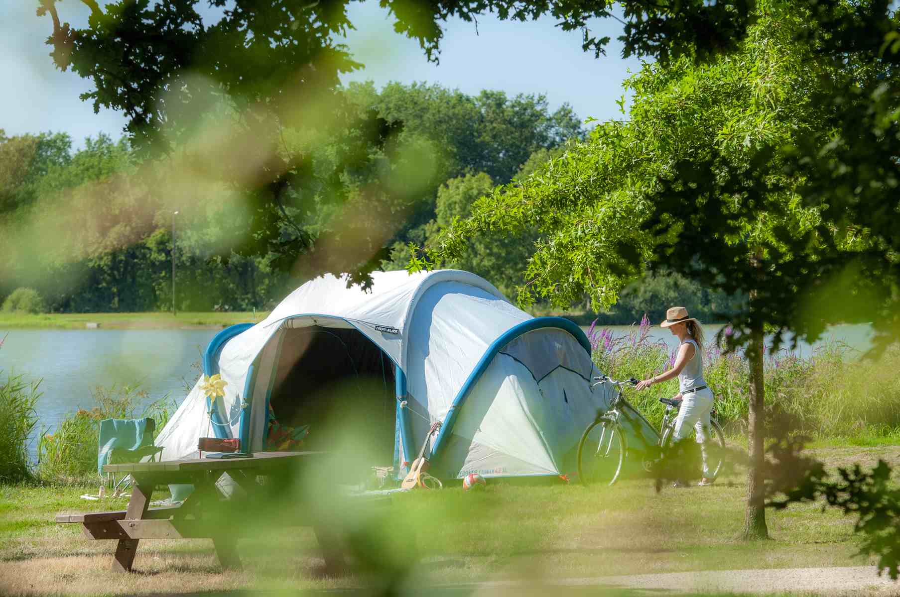 camping-vendee-emplacement-tente-vue-lac