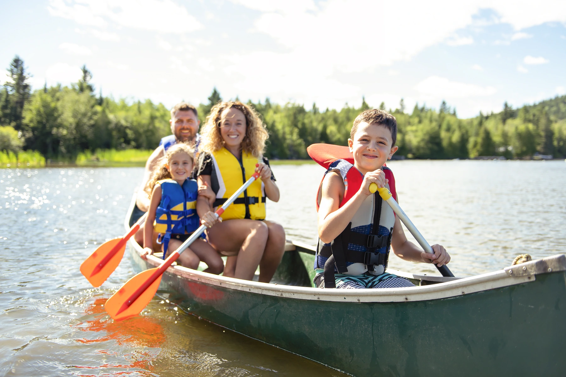 famille canoe lac