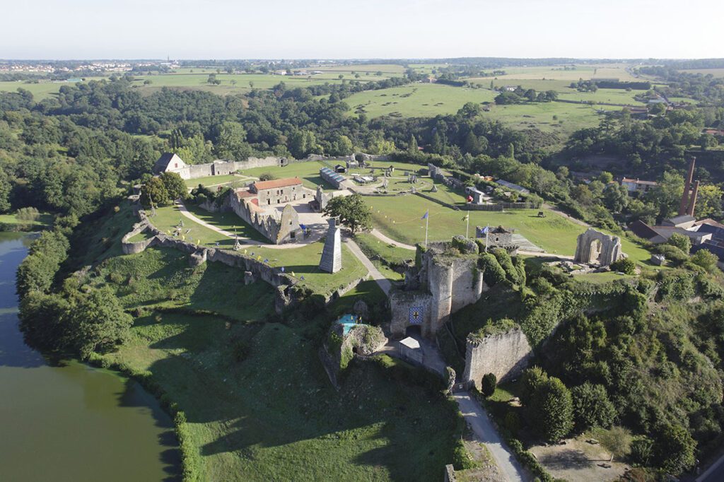 Entrée du château de Tiffauges