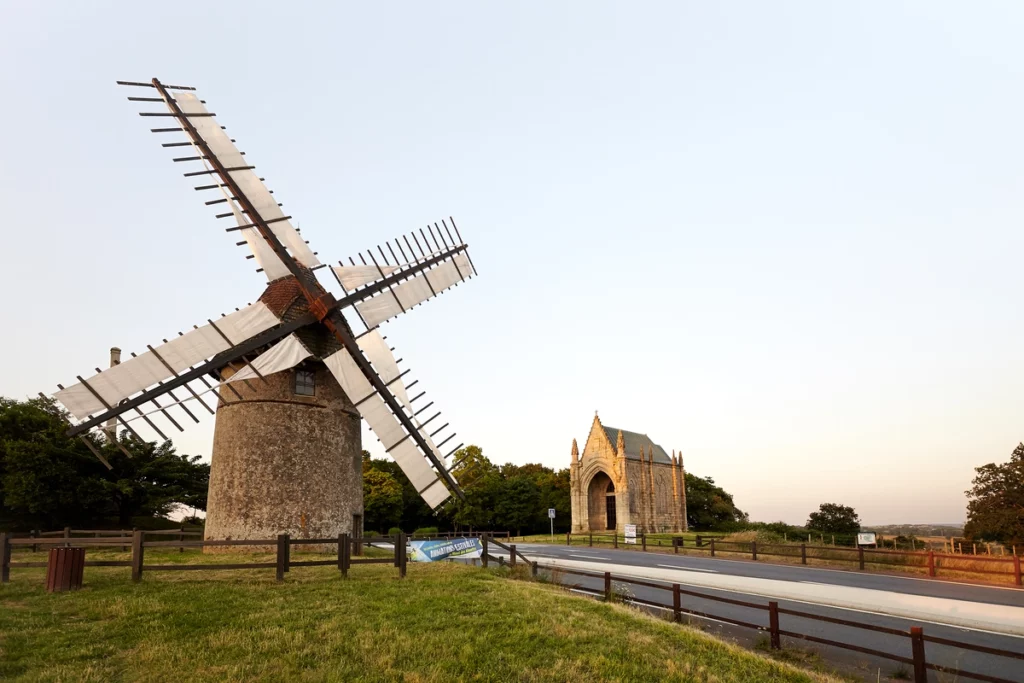 Mont des Alouettes et ses moulins à vent