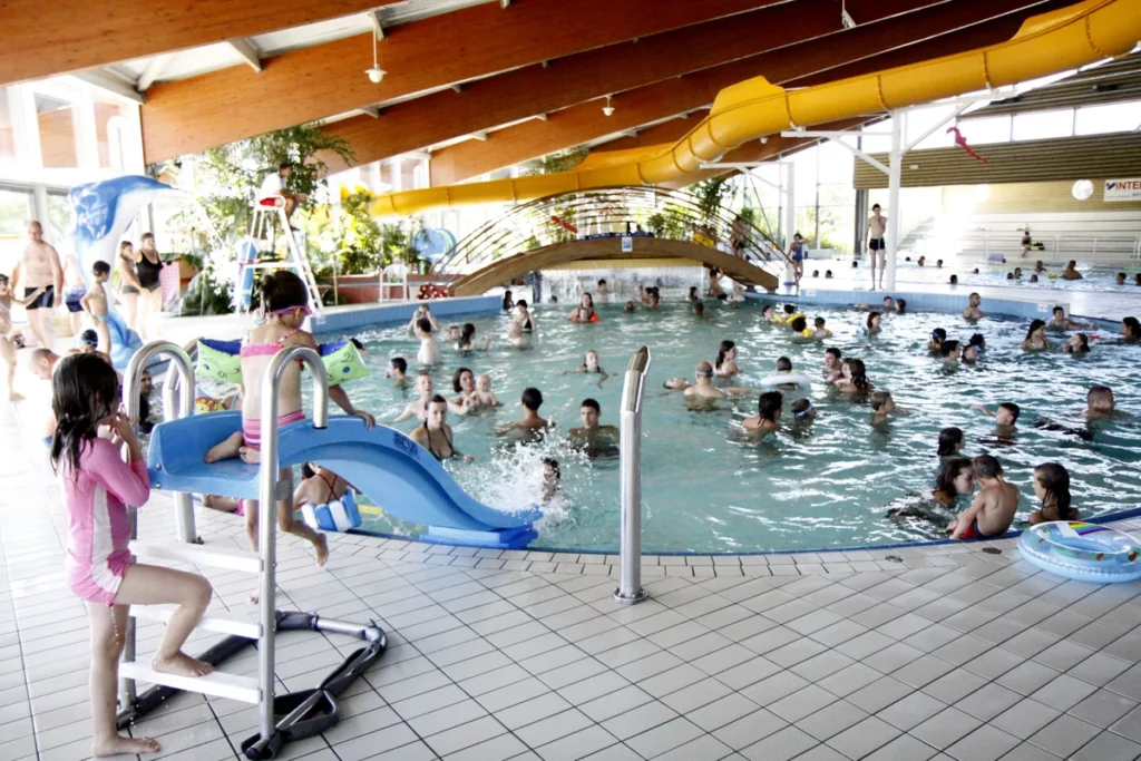 piscine avec jeux aquatiques les herbiers capvert famille