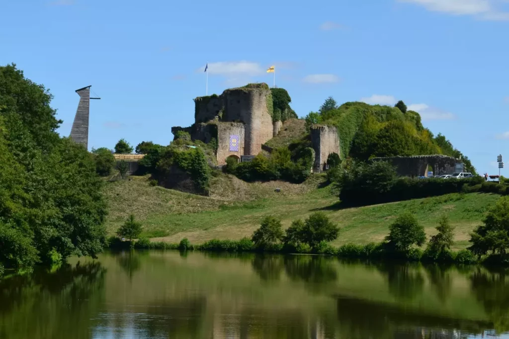Famille en visite au château de Tiffauges
