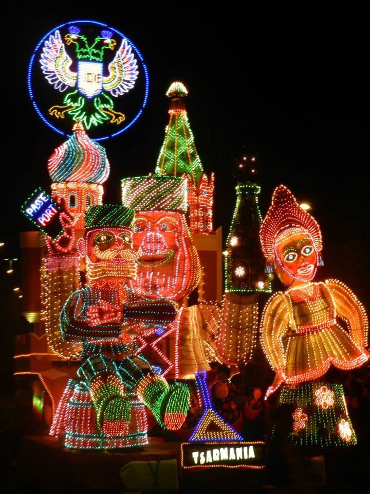 char du carnaval de cholet lumineu dans la nuit