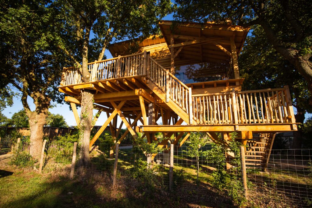 Premium Cabane dans les arbres avec Spa 30m²+ terrasse 30m² + Climatisation + Lits faits à l’arrivée