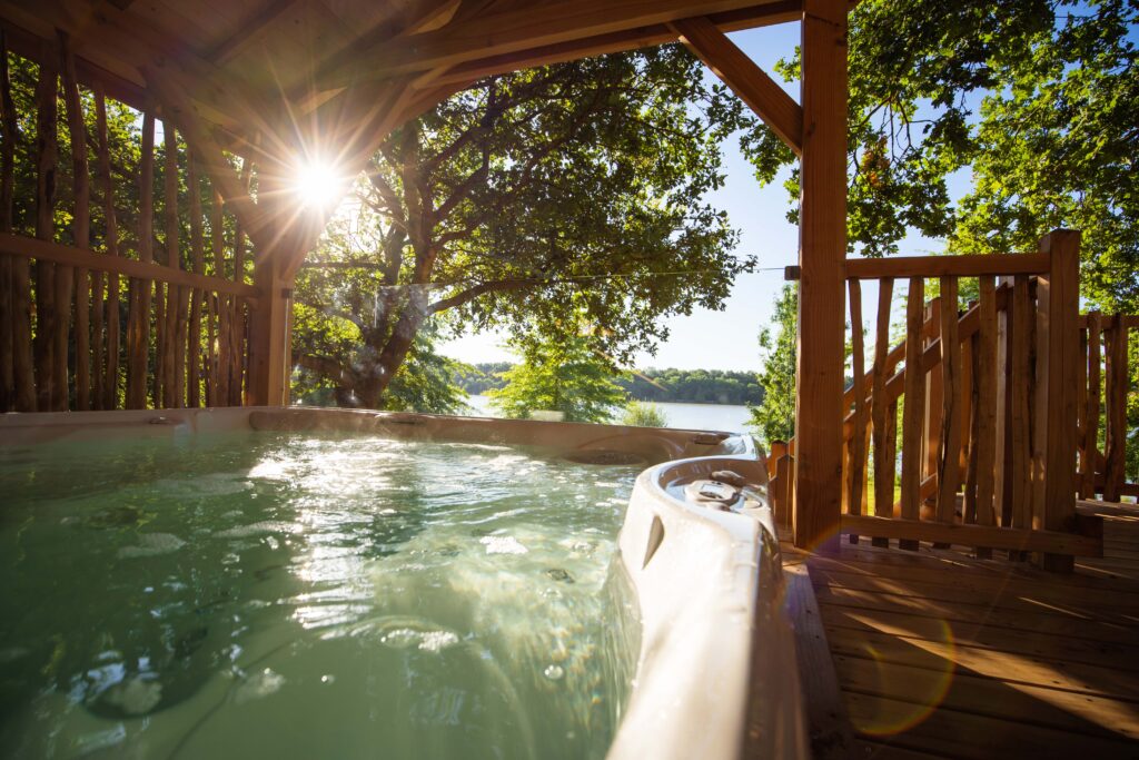 Premium Cabane dans les arbres avec Spa 30m²+ terrasse 30m² + Climatisation + Lits faits à l’arrivée