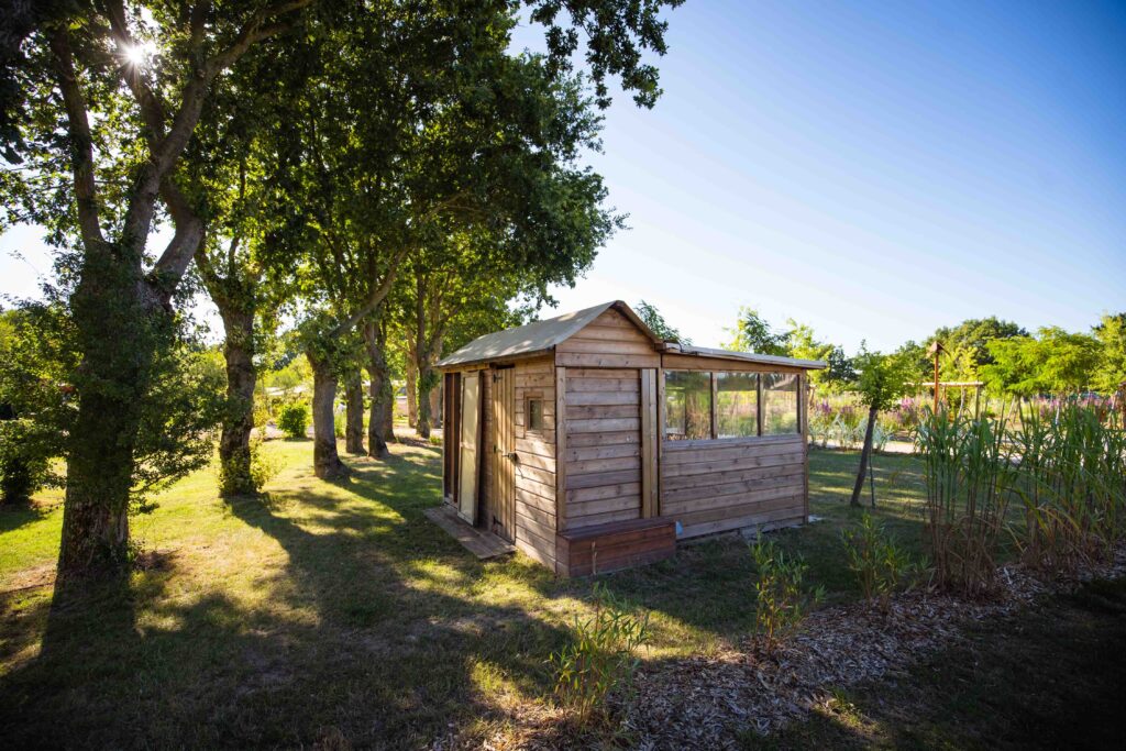 Forfait Premium Freecamp Guinguette – Cabane privative avec sanitaire et cuisine privatifs (1 tente, caravane ou camping-car / 1 voiture / électricité 16A) 2 pers.