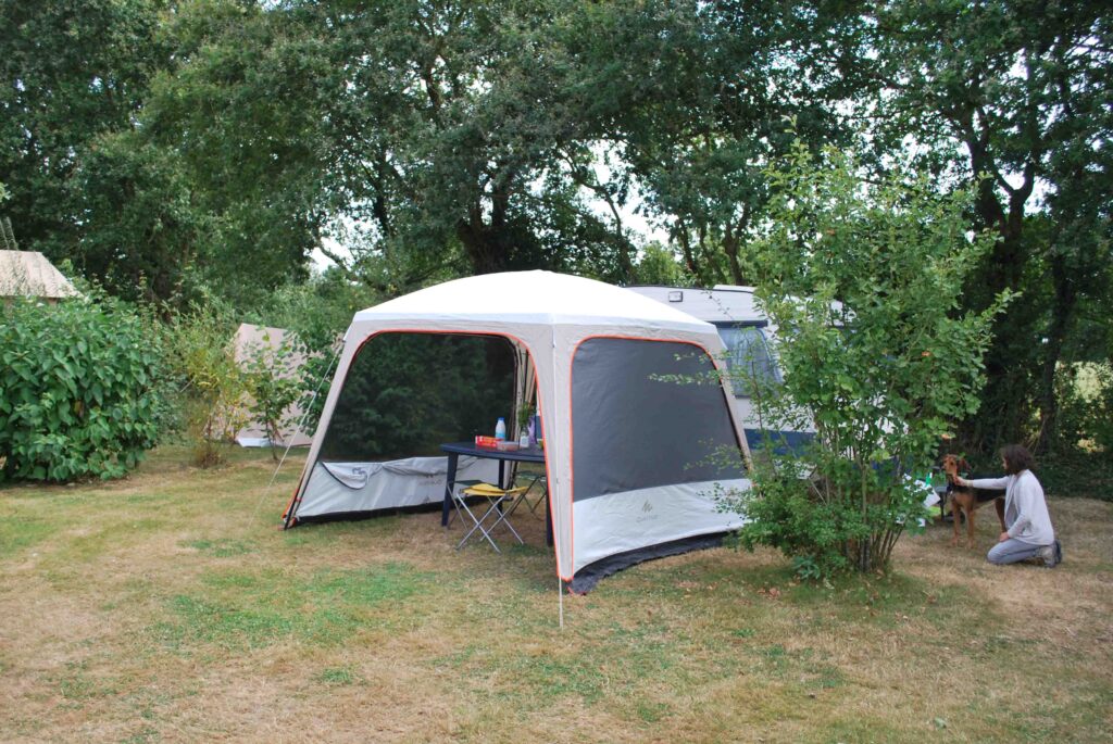 Formule Confort Espace (tent, caravan of camper / 1 auto / 16A elektriciteit) Ruimer