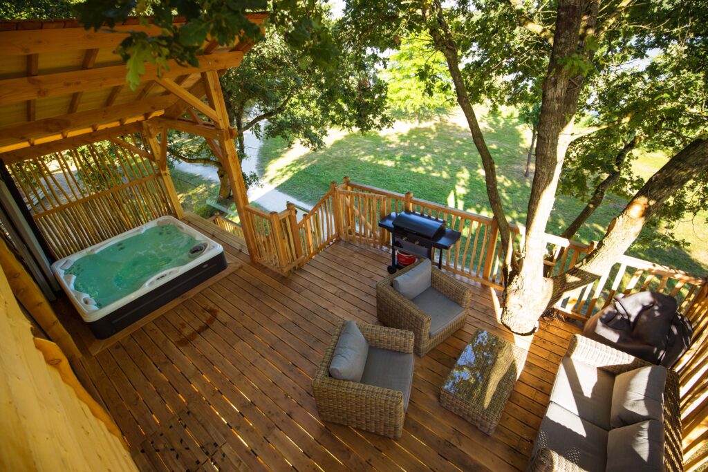 Premium Cabane dans les arbres avec Spa 30m²+ terrasse 30m² + Climatisation + Lits faits à l’arrivée