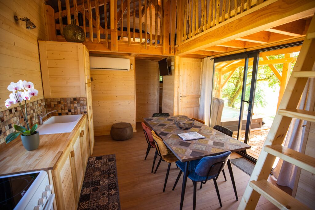 Premium Cabane dans les arbres avec Spa 30m²+ terrasse 30m² + Climatisation + Lits faits à l’arrivée