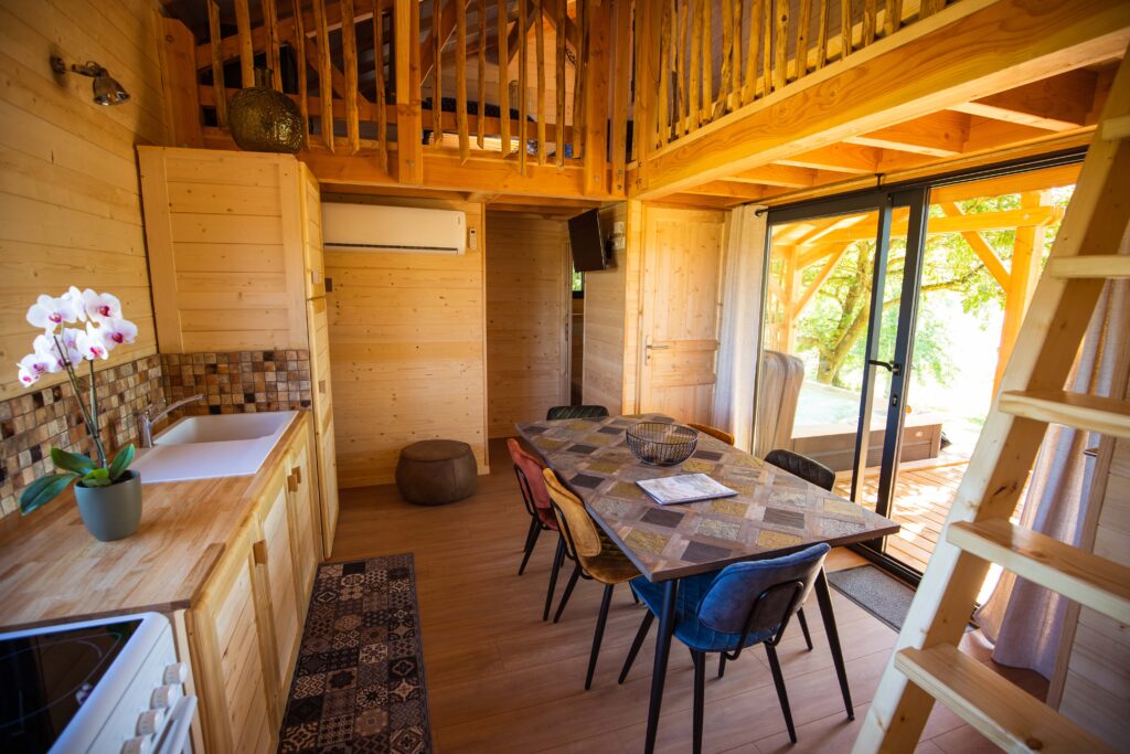 Premium Cabane dans les arbres avec Spa 30m²+ terrasse 30m² + Climatisation + Lits faits à l’arrivée