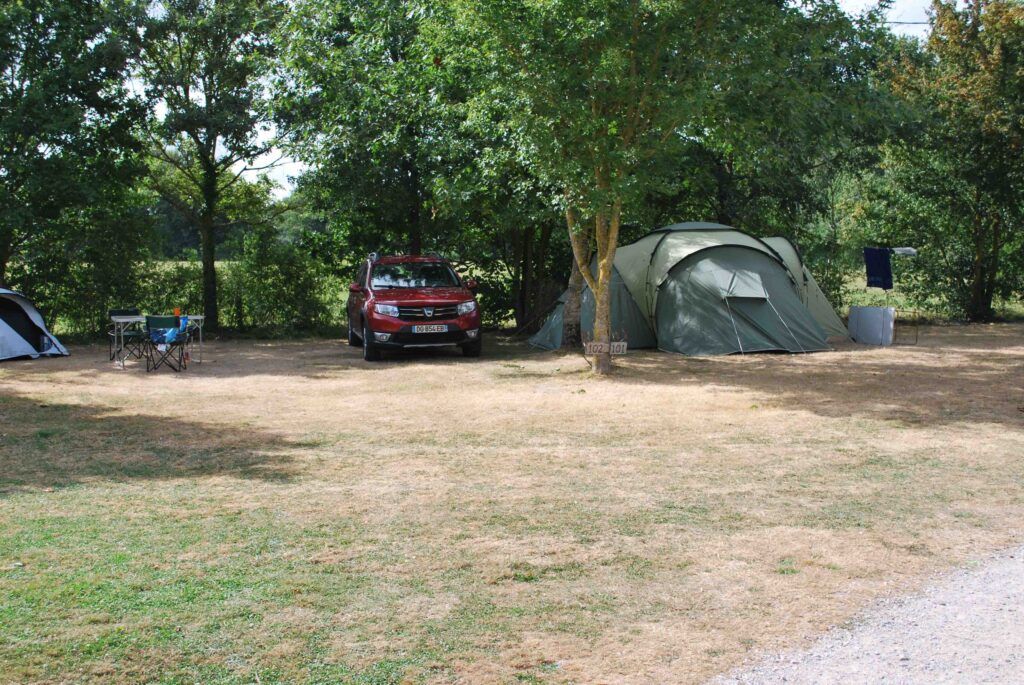 Formule Confort Espace (tent, caravan of camper / 1 auto / 16A elektriciteit) Ruimer