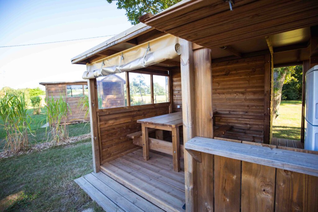 Forfait Premium Freecamp Guinguette – Cabane privative avec sanitaire et cuisine privatifs (1 tente, caravane ou camping-car / 1 voiture / électricité 16A) 2 pers.