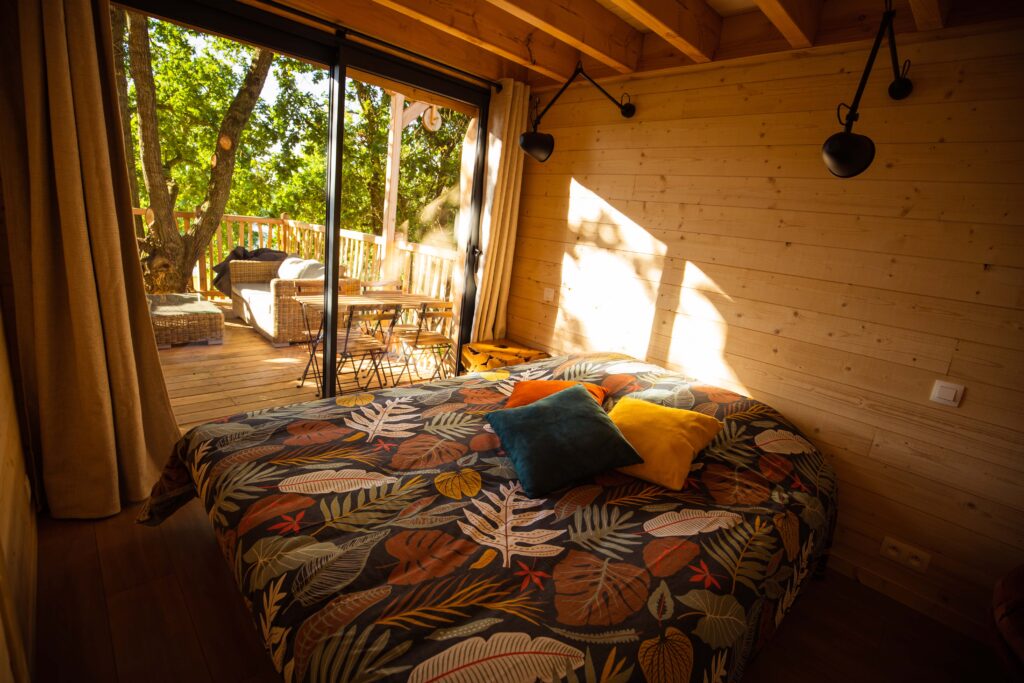 Premium Cabane dans les arbres avec Spa 30m²+ terrasse 30m² + Climatisation + Lits faits à l’arrivée