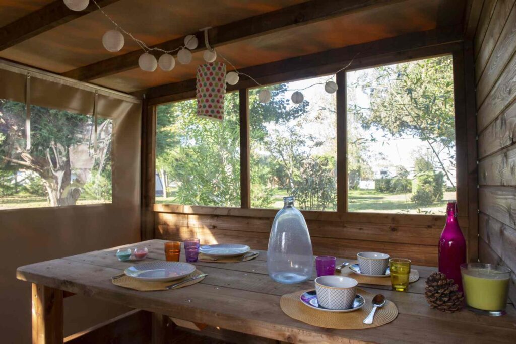 Forfait Premium Freecamp Guinguette – Cabane privative avec sanitaire et cuisine privatifs (1 tente, caravane ou camping-car / 1 voiture / électricité 16A) 2 pers.