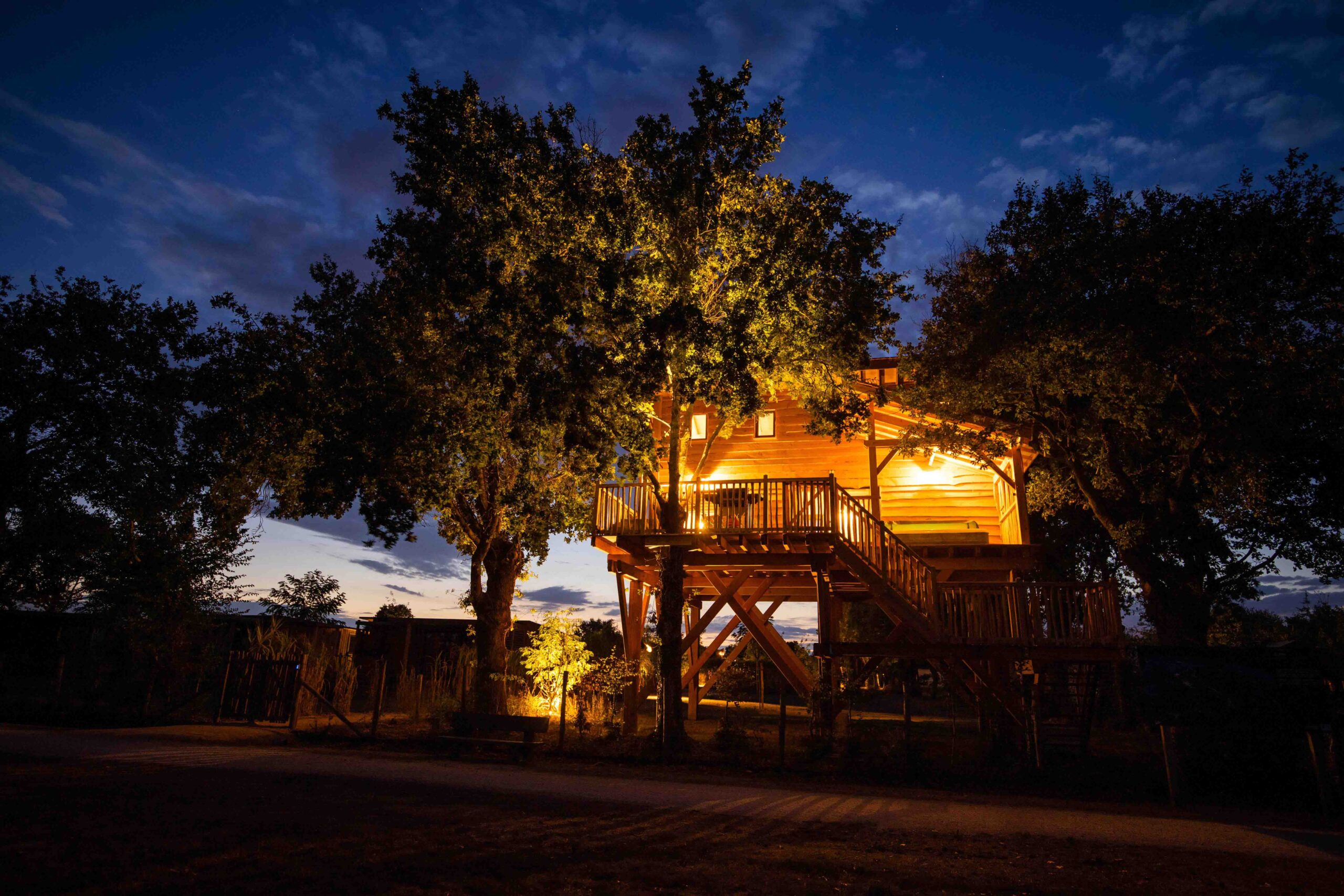 Premium Cabane dans les arbres avec Spa 30m²+ terrasse 30m² + Climatisation + Lits faits à l’arrivée