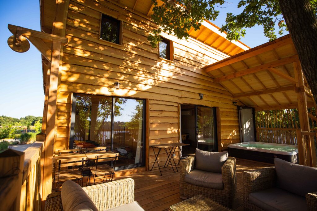 Premium Cabane dans les arbres avec Spa 30m²+ terrasse 30m² + Climatisation + Lits faits à l’arrivée