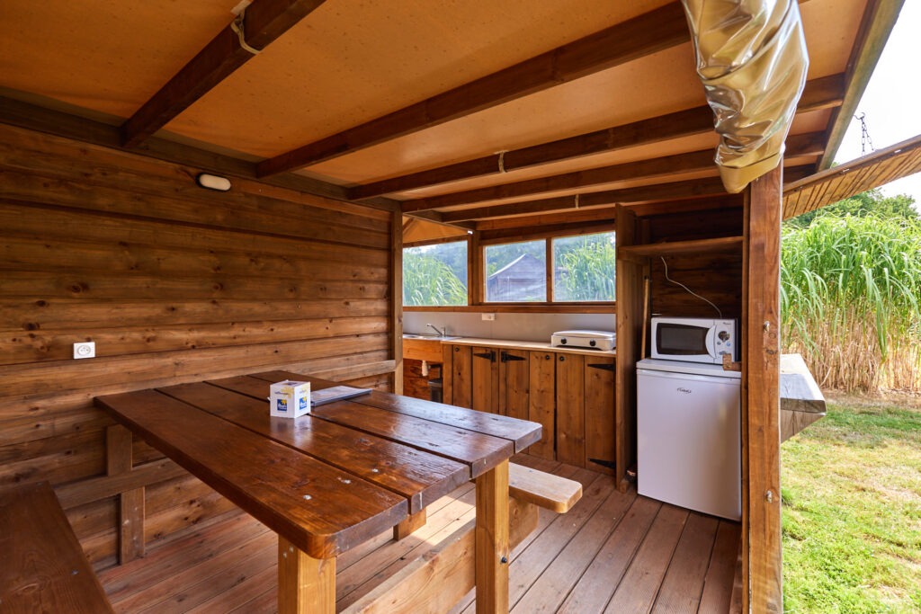 Forfait Premium Freecamp Guinguette – Cabane privative avec sanitaire et cuisine privatifs (1 tente, caravane ou camping-car / 1 voiture / électricité 16A) 2 pers.