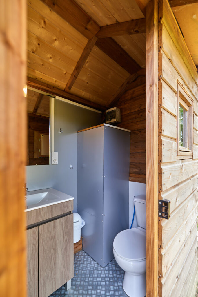 Forfait Premium Freecamp Guinguette – Cabane privative avec sanitaire et cuisine privatifs (1 tente, caravane ou camping-car / 1 voiture / électricité 16A) 2 pers.