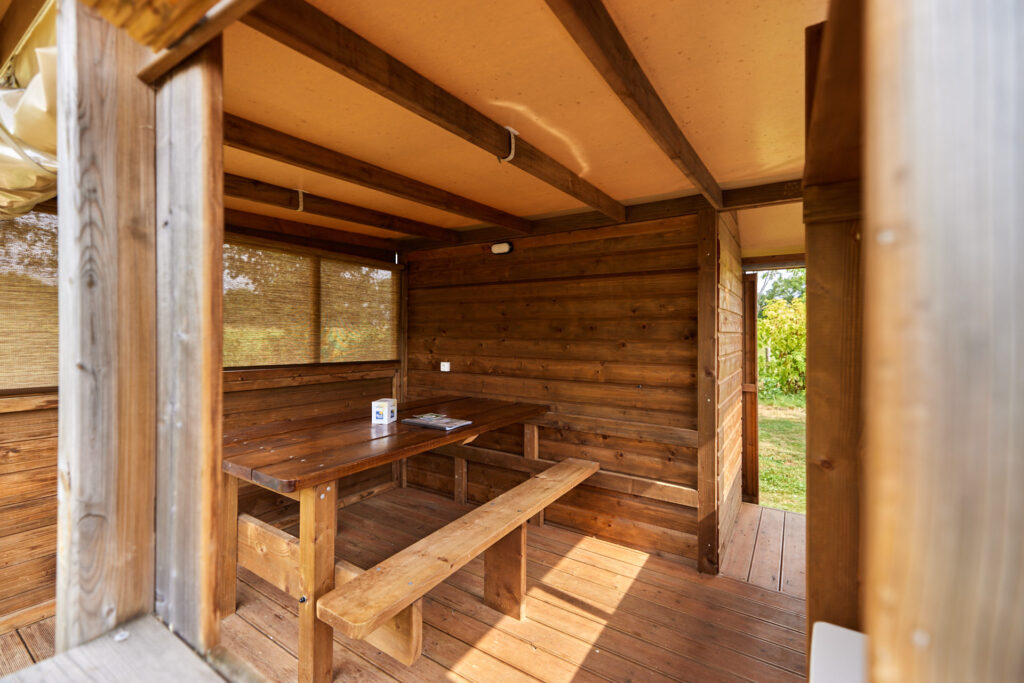 Forfait Premium Freecamp Guinguette – Cabane privative avec sanitaire et cuisine privatifs (1 tente, caravane ou camping-car / 1 voiture / électricité 16A) 2 pers.