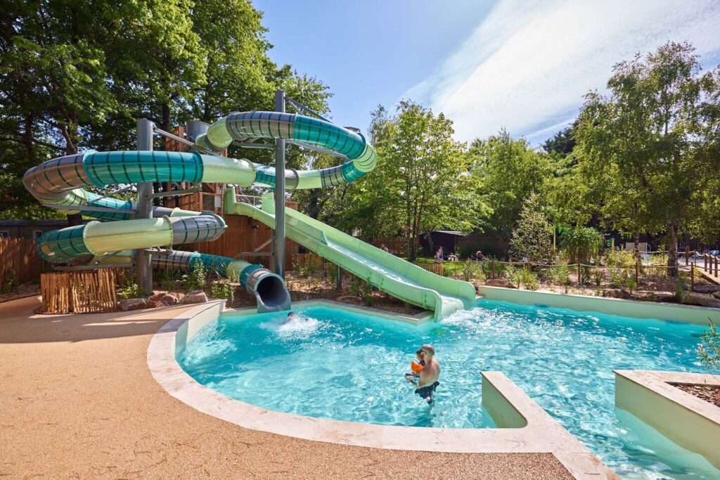 Deux toboggans aquatiques avec bassin de réception