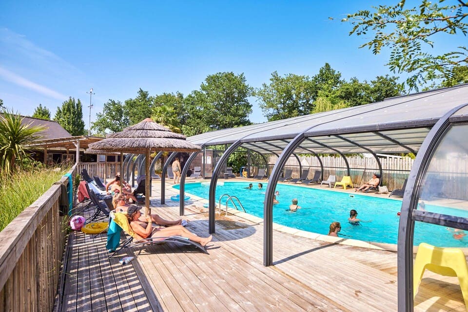 Piscine couverte ensoleillée