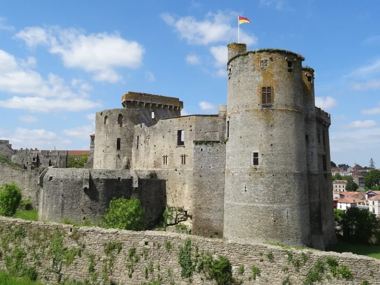 Le chateau et les murailles du chateau de clisson sous le ciel bleu