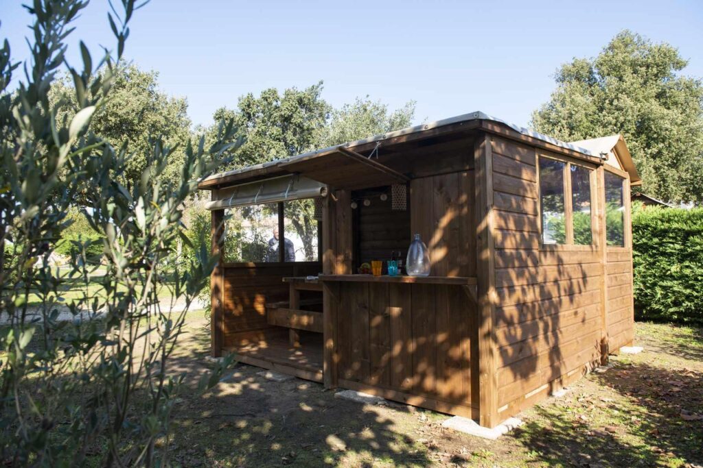 Forfait Premium Freecamp Guinguette – Cabane privative avec sanitaire et cuisine privatifs (1 tente, caravane ou camping-car / 1 voiture / électricité 16A) 2 pers.