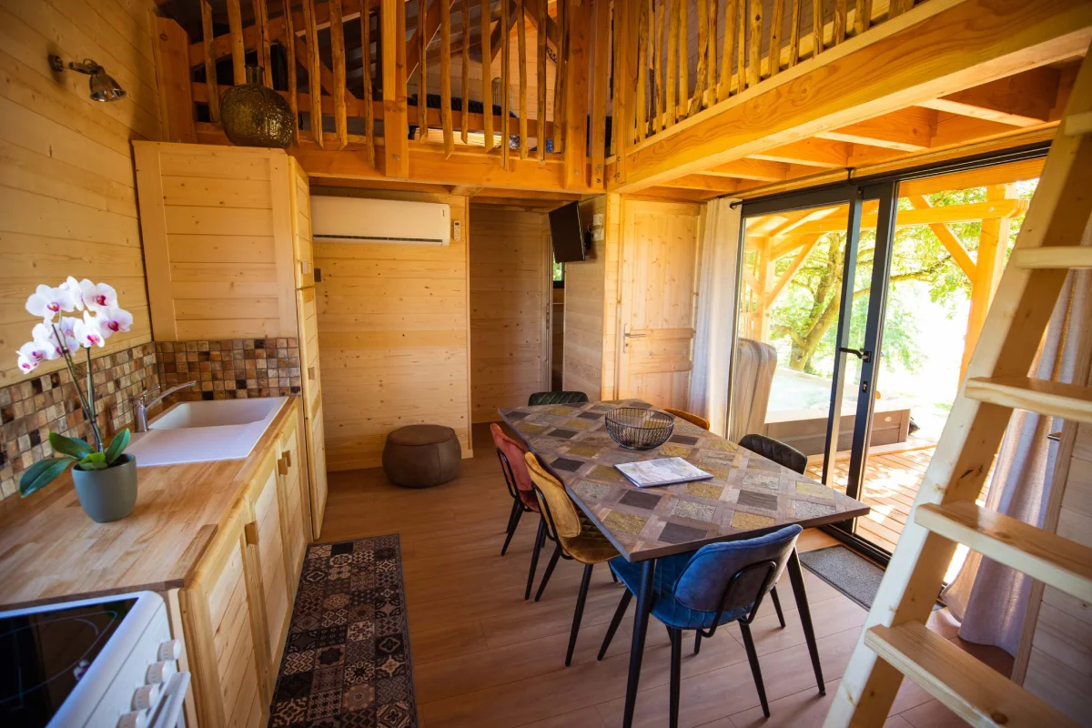 PREMIUM Boomhut 30m²  + half overdekt terras van 30m²