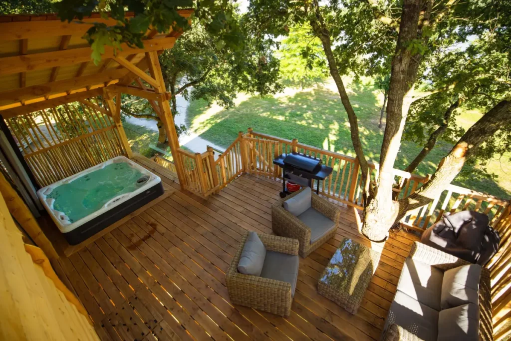 Premium Cabane dans les arbres avec Spa 30m²+ terrasse 30m² + Climatisation + Lits faits à l’arrivée