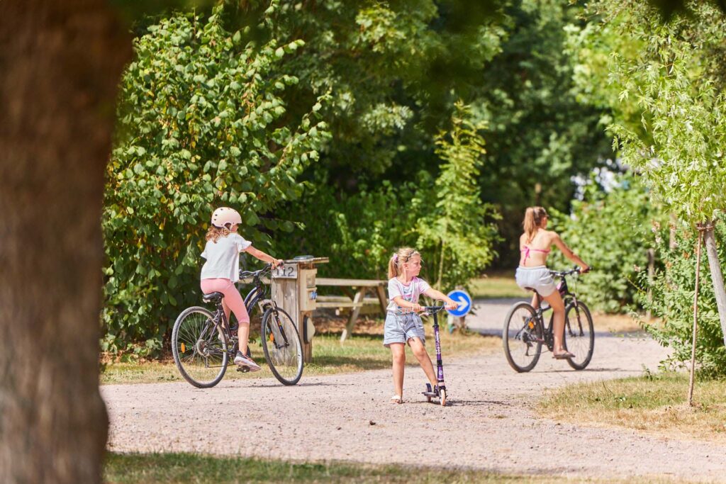 Enfants à vélo dans les allées du camping