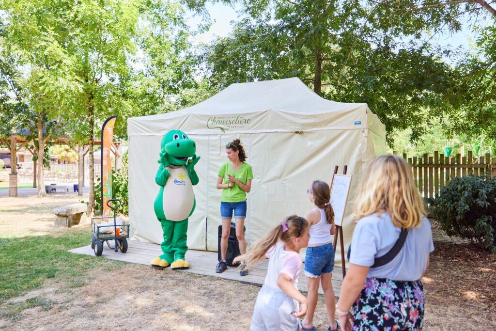 Animations au club enfants avec Dino la mascotte