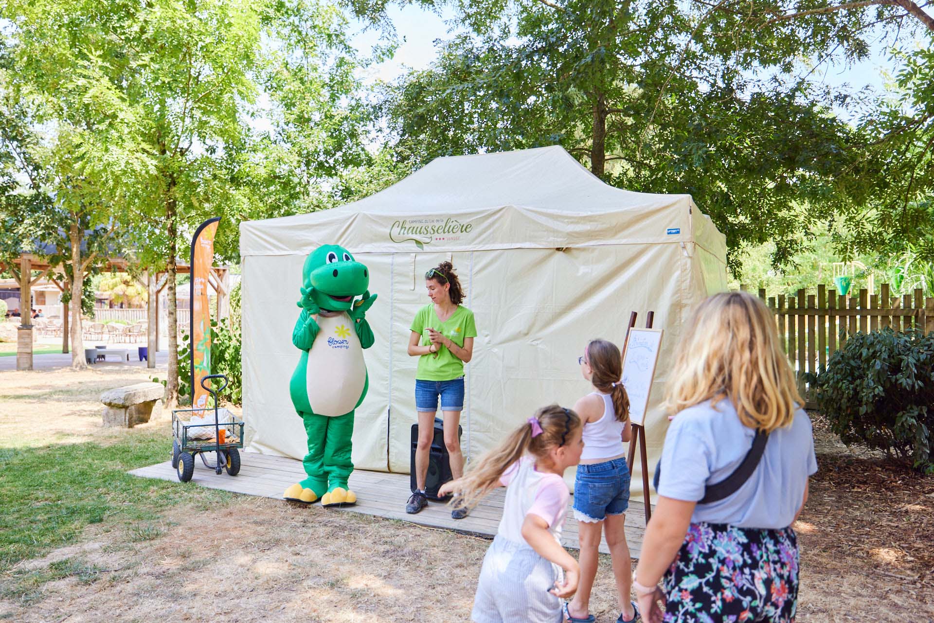 Animations au club enfants avec Dino la mascotte