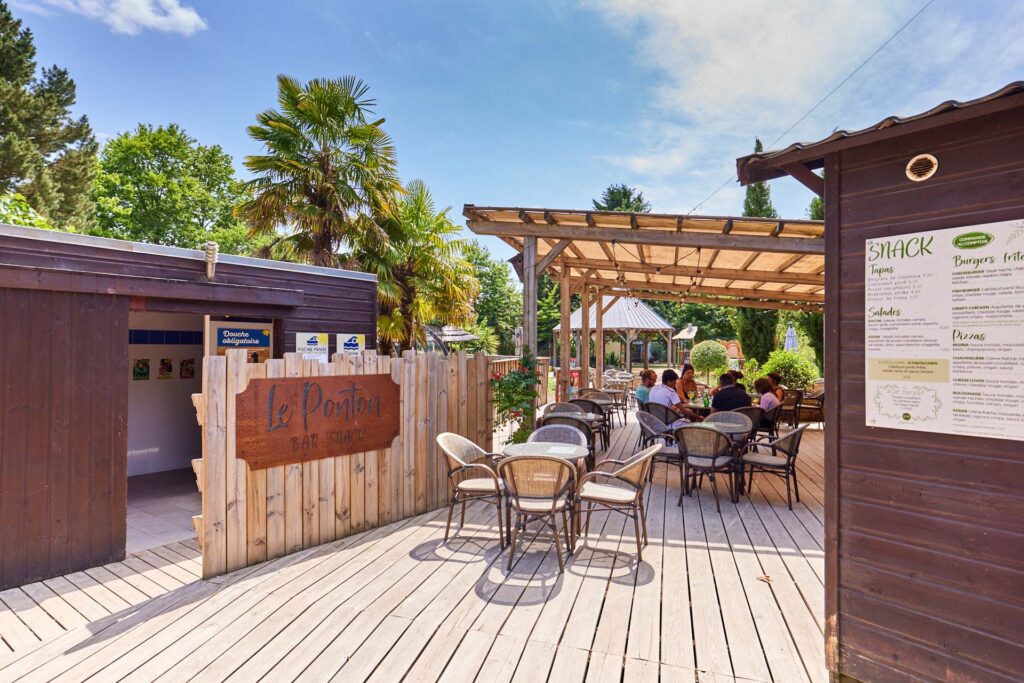 Buitenterras van de bar en de snack