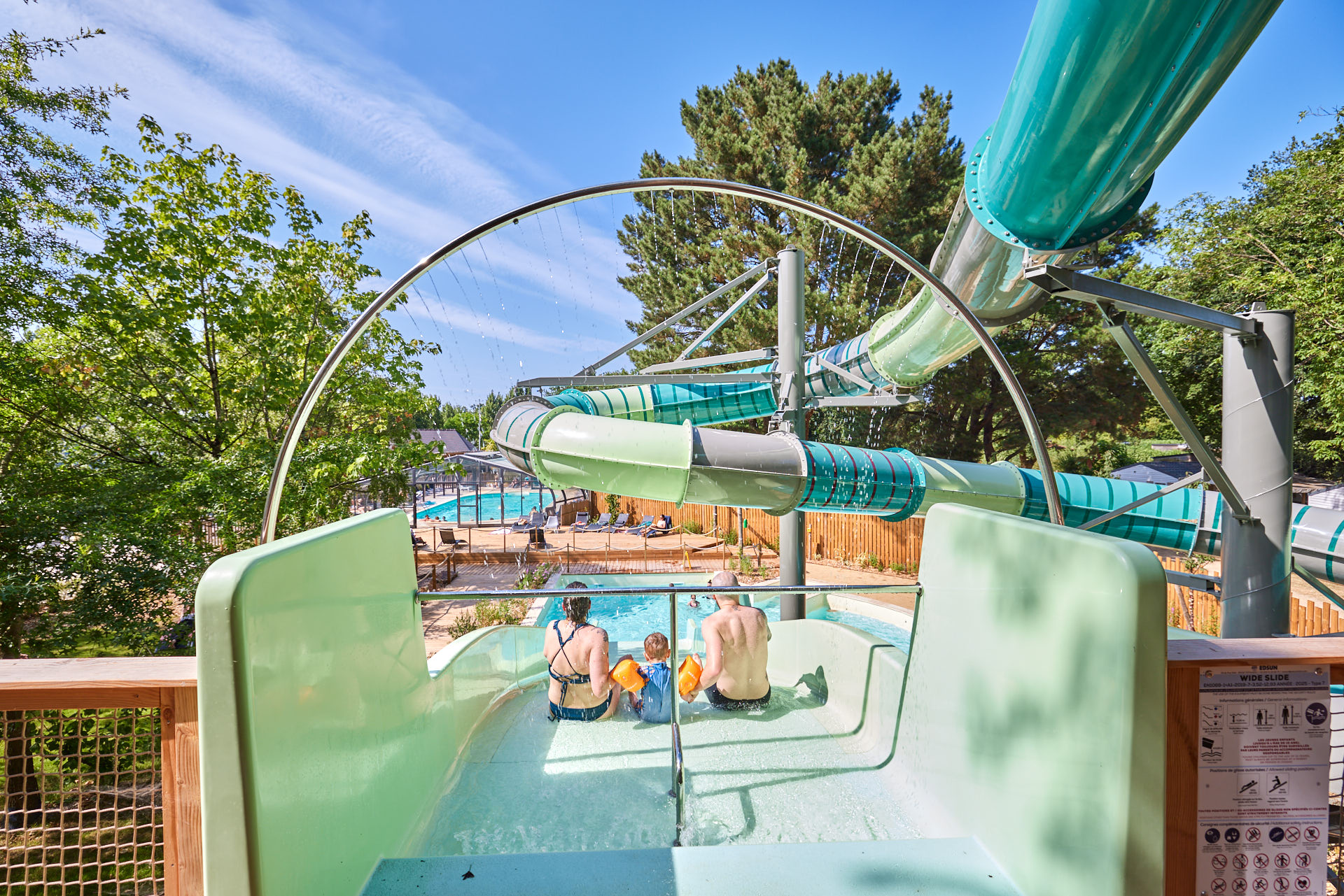 Toboggans aquatiques en famille