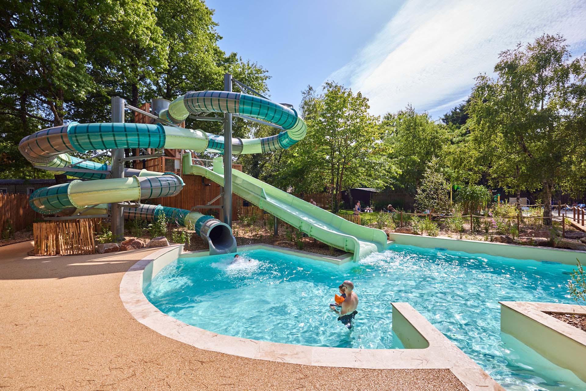 Deux toboggans aquatiques avec bassin de réception