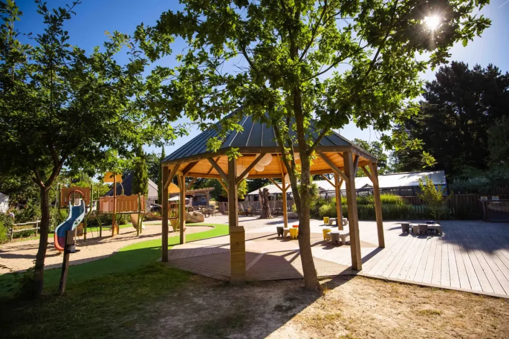 Kiosque-et-air-de-jeux