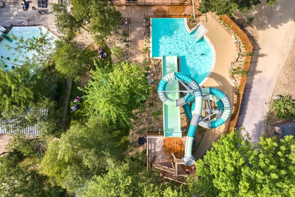 vue aerienne parc aquatiqueavec 2 toboggan