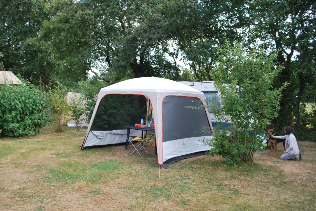 Forfait Confort Espace (tente, caravane ou camping-car / 1 voiture / électricité 16A) + spacieux